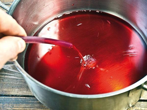 ajouter du sirop de sucre à la boisson