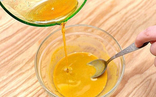 mélanger le miel et la moutarde