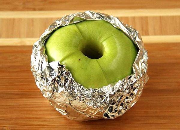 hornear manzana en papel de aluminio