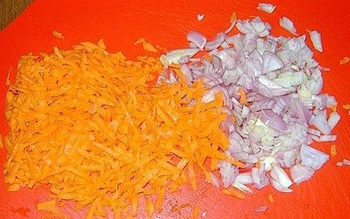picar zanahorias y cebollas