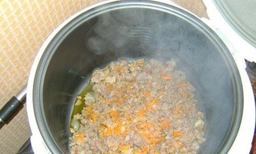 freír la carne picada en una olla de cocción lenta
