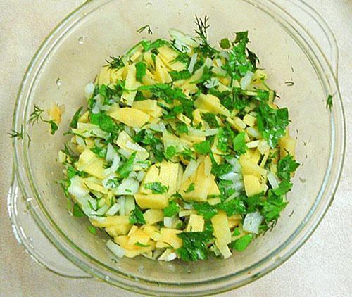 mezclar papas con cebollas y hierbas