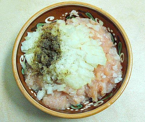 mezclar el pollo picado con cebolla y especias