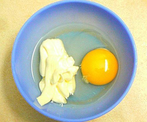 mezclar el huevo con crema agria