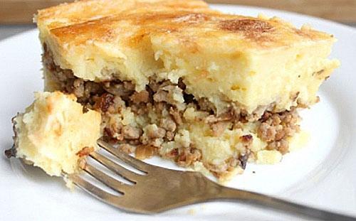 cazuela de patatas con carne picada en una olla de cocción lenta