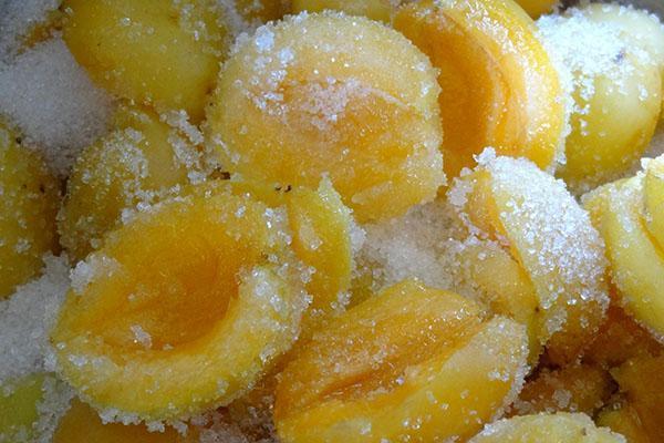 vierta azúcar sobre la fruta