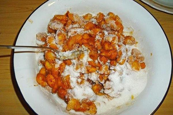 mezclar fruta con azúcar