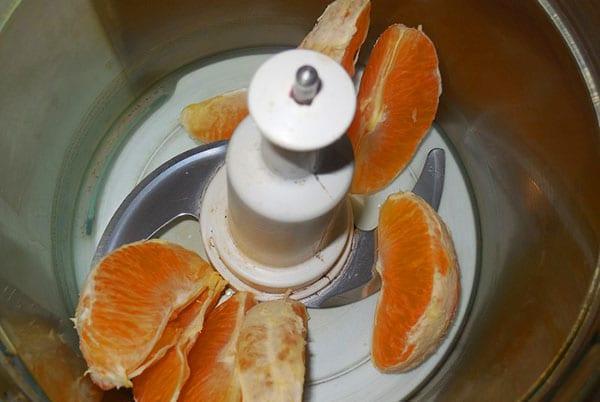 picar naranjas en una licuadora