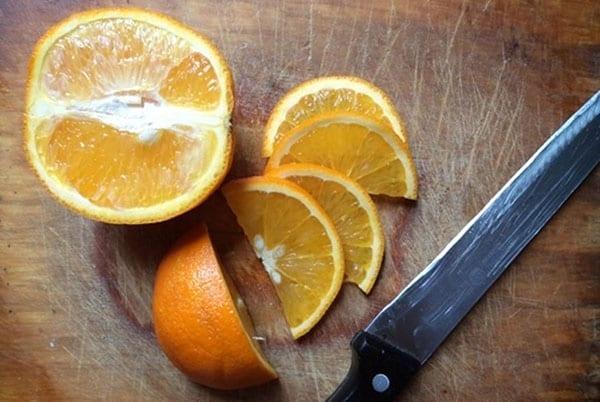 picar la naranja con la piel