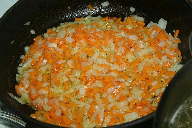 sofreír las cebollas con zanahorias