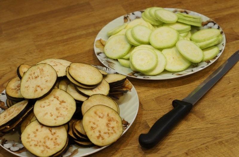 hacher les courgettes et les aubergines