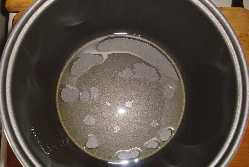 vierta aceite en el recipiente multicocina
