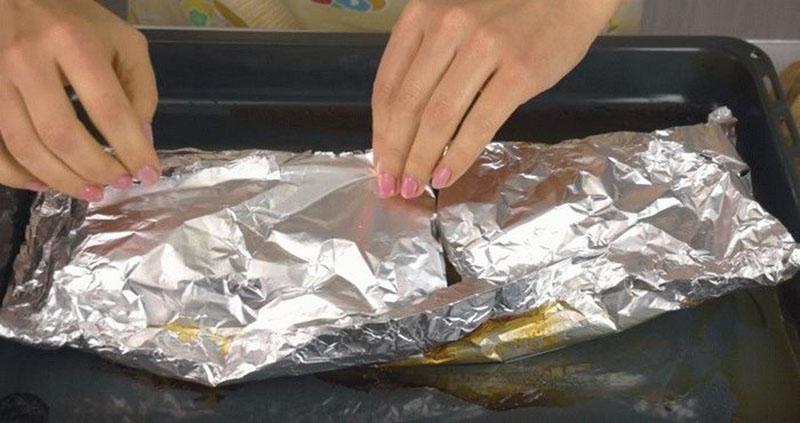 envuelva la carne en papel de aluminio