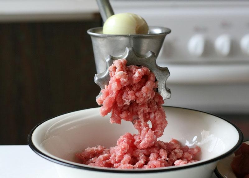 picar cebolla y carne
