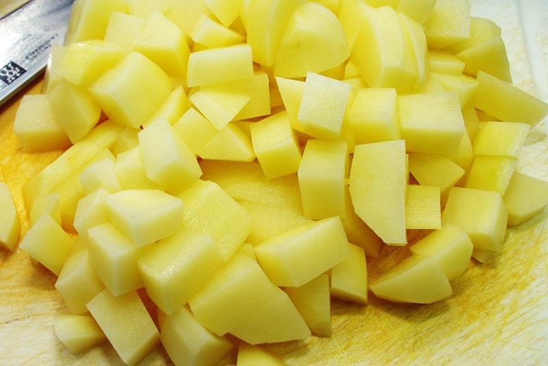 cortar las patatas en cubos