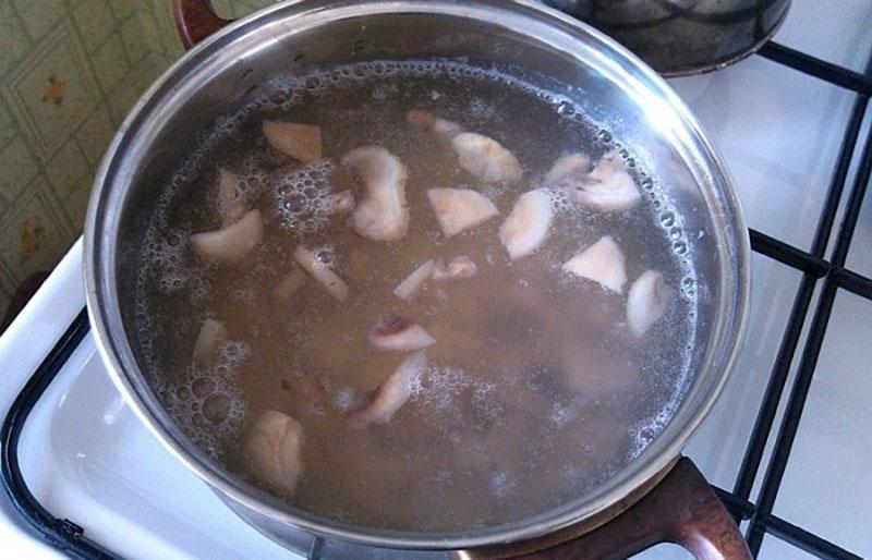 el proceso de hacer sopa de champiñones