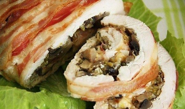 rollito de pollo con champiñones en tocino