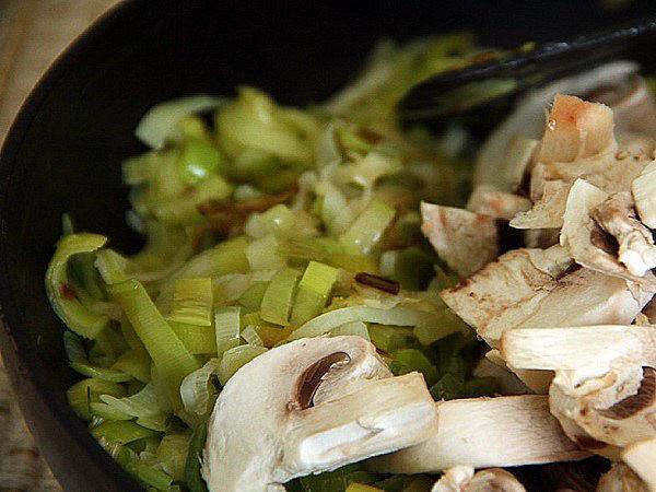 freír champiñones con puerro