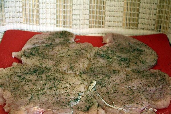 espolvorear la carne con especias