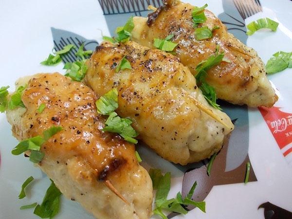 rollitos de pollo con champiñones en una sartén