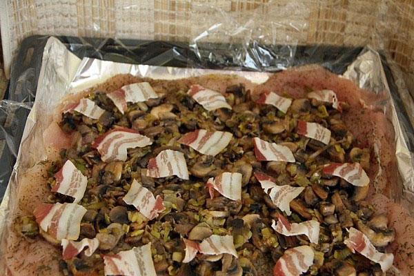colocar los champiñones y el tocino