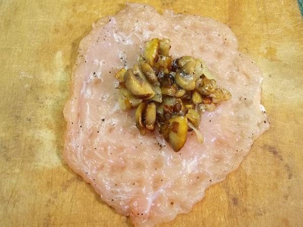 poner champiñones y cebollas en la albóndiga