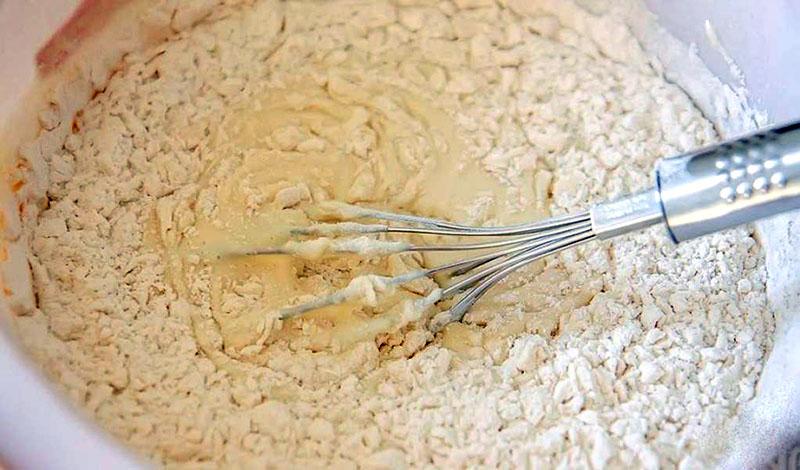 faire de la pâte pour les crêpes à l'oignon