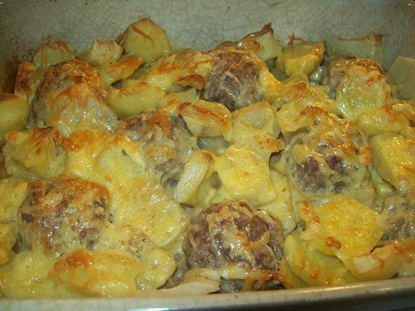 délicieuses boulettes de viande avec pommes de terre pour une recette rapide