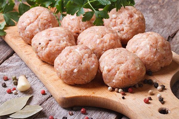 former des boulettes de viande