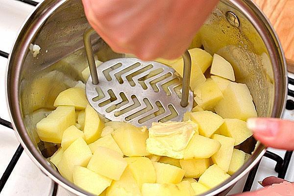 faire bouillir et piler les pommes de terre