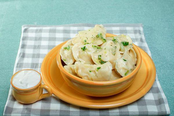 sirva albóndigas con crema agria