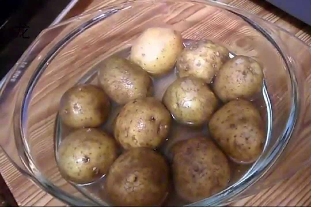 pommes de terre au micro-ondes rapidement et facilement avec leur peau