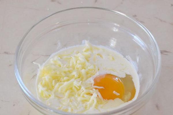 mélanger la crème, les œufs et le fromage