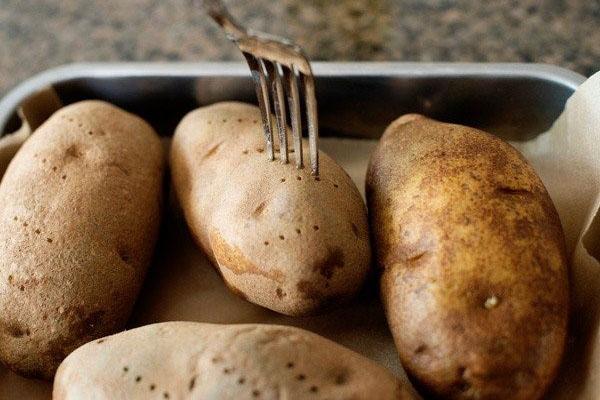 préparer des pommes de terre pour la cuisson