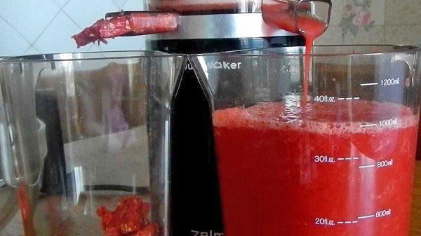 pasar los tomates por un exprimidor