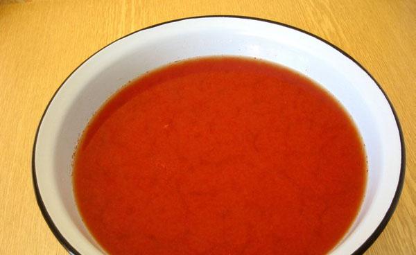 exprimir jugo de tomate