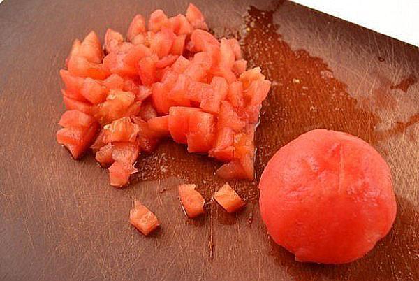 tomate en cubos pequeños