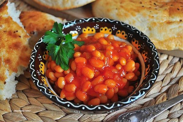 frijoles en tomate para la cena