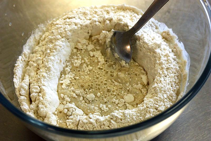 pétrir la pâte de kéfir et de farine