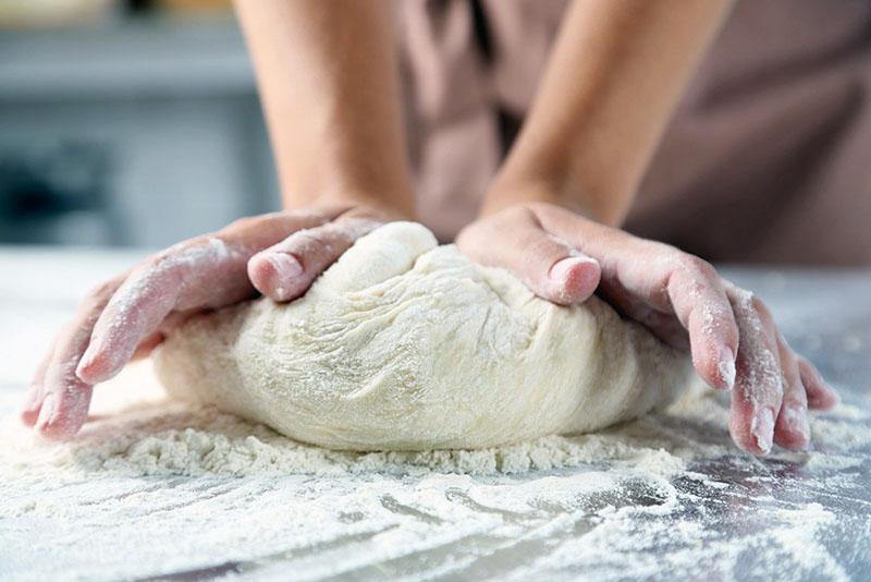 pétrir une pâte dense