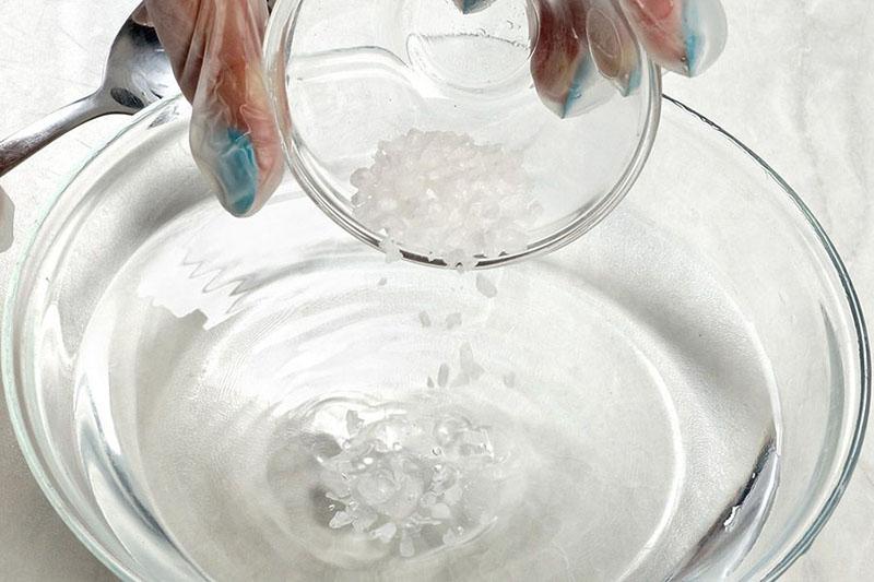le sel est ajouté à l'eau