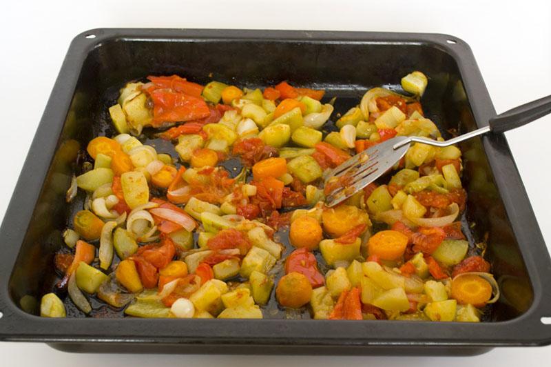 verduras en una bandeja para hornear