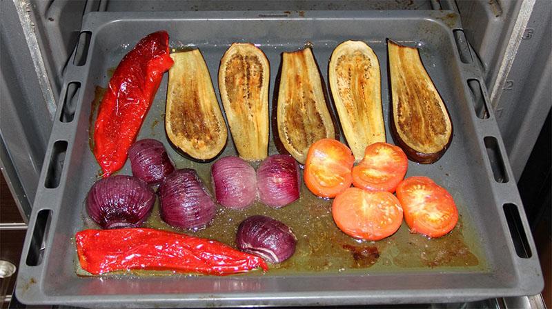 verduras preparadas en una bandeja para hornear
