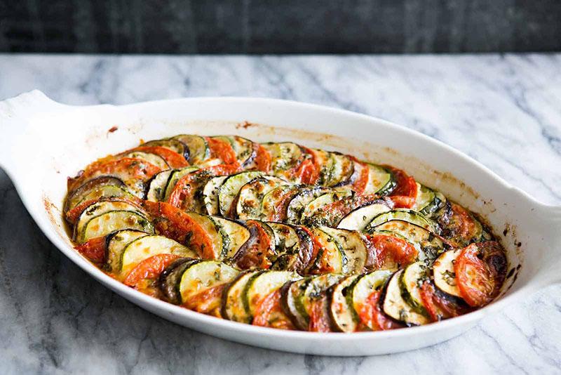 légumes cuits au four dans un plat allant au four