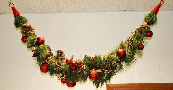 une guirlande de branches de sapin et de jouets