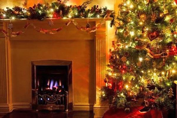 Guirlandes de Noël dans la maison pour des vacances