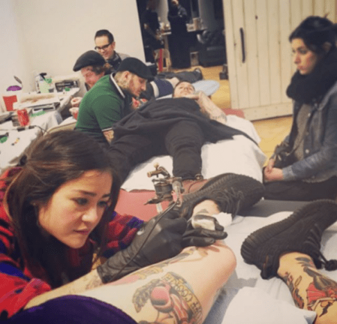 Tetovači v práci během loňského Walk Up Classic. Foto: Great Lakes Tattoo/Instagram