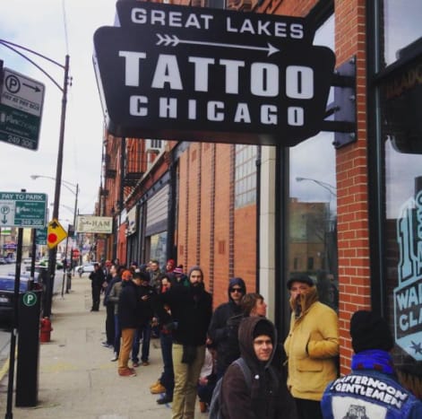 الصورة: Great Lakes Tattoo من الساعة 11 صباحًا حتى الساعة 7 مساءً. في يوم السبت ، 18 مارس ، والأحد 19 مارس ، سيتمكن الأشخاص الراغبون في الحصول على وشم من الدخول إلى Great Lakes Tattoo - الواقعة في 1148 W. Grand Ave. Chicago ، IL 60642 - واختيار التصاميم التي سيتم رسمها عليها بالوشم في نفس اليوم من قبل بعض من أكثر رماة الحبر مرضًا في جميع أنحاء البلاد. بعض الفنانين الذين سيشاركون هم مايك روبندال ، دان سميث ، براد فينك ، بو برادي ، تشيب دوجلاس ، نيكي لوجو ، روبرت رايان ، بالإضافة إلى نيك كوليلا ، مايك دالتون ، ماريو ديسا ، إريك جيليسبي ، كيفن ليري ، مايل مانياسي ومات 
