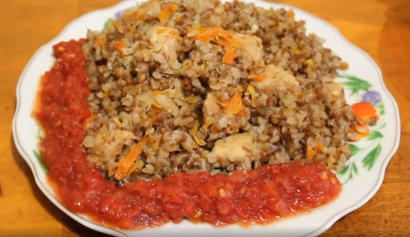 trigo sarraceno con carne de cerdo en una olla de cocción lenta