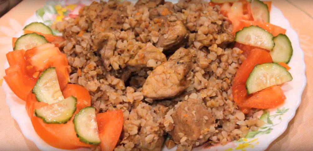 trigo sarraceno con cerdo y champiñones